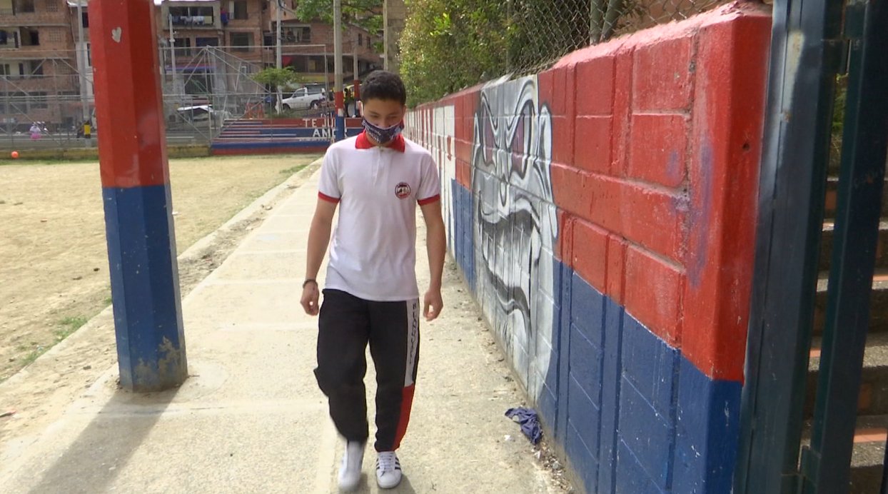 Fabián fue uno de los estudiantes beneficiario de la “Donatón Tecnológica”