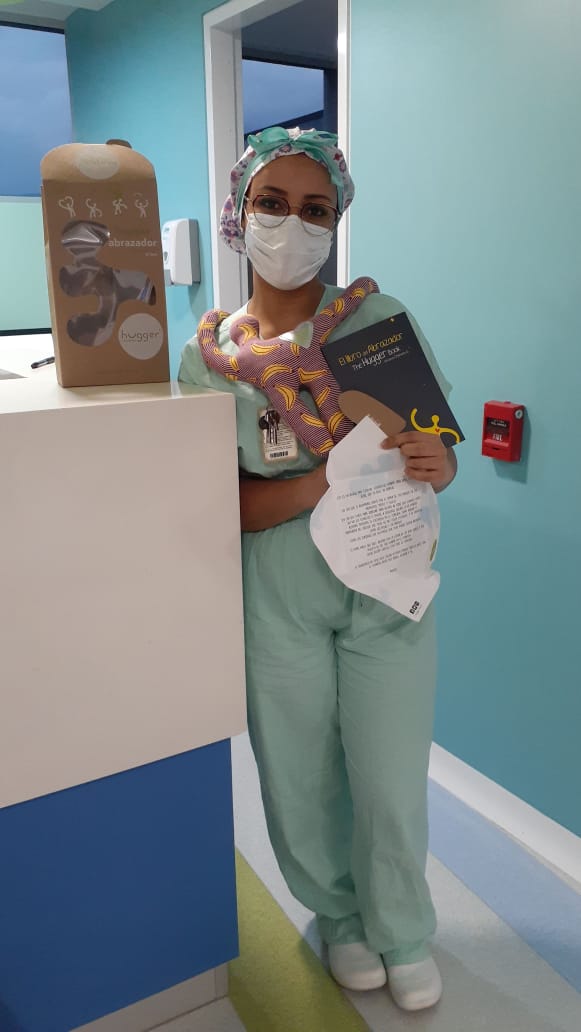 Personal médico y personas de la tercera edad recibieron abrazadores