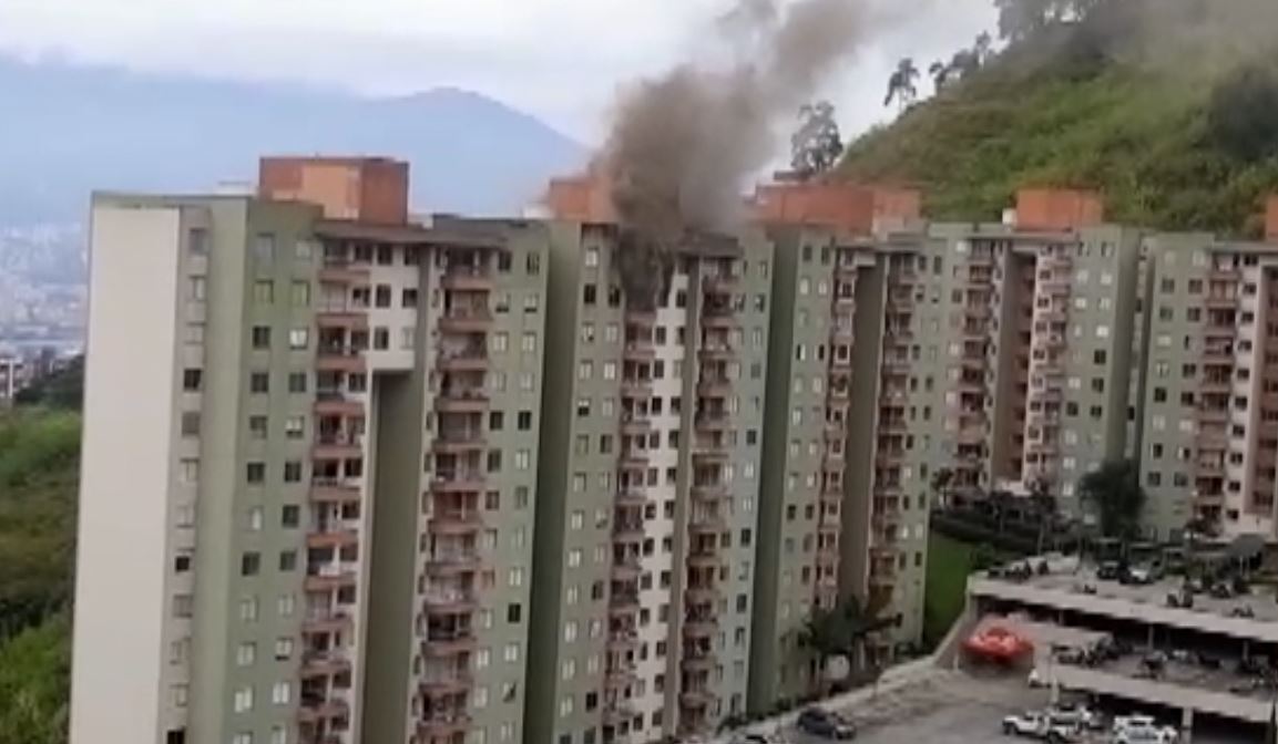Incendio en shut de basura provocó evacuación de edificio en Rodeo Alto