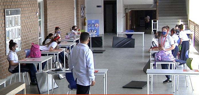 Colegios oficiales afinan protocolos para regresar en modo alternancia