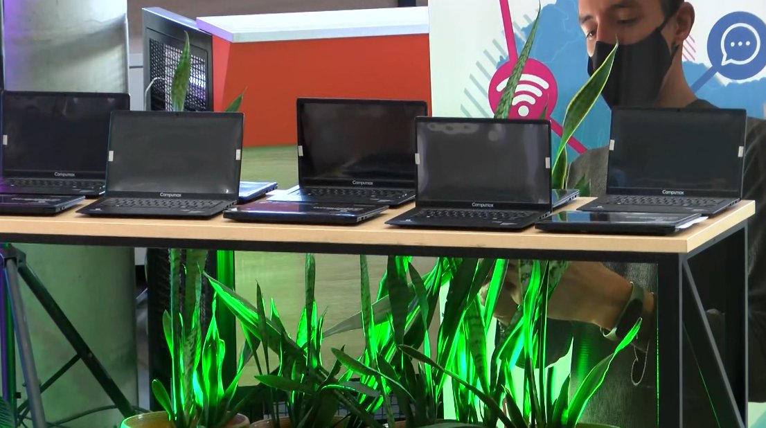 Alcaldía de Medellín entregó 2.225 computadores a estudiantes de 20 colegios de la ciudad