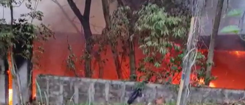Una quema de material reciclable provocó un incendio En la Avenida Las Palmas