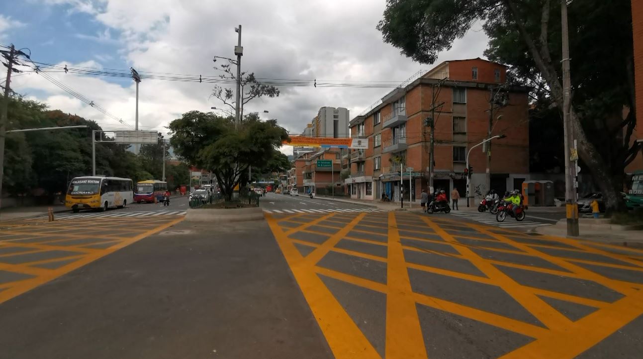 Nuevo cruce mejora seguridad vial en el barrio Los Colores