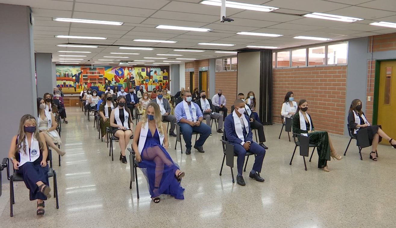 32 estudiantes de la María Cano recibieron el diploma de profesionales