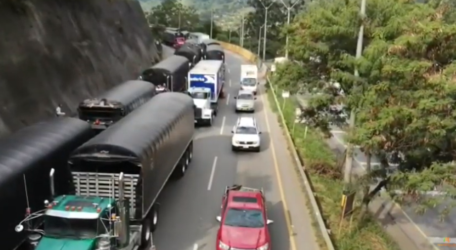 Manifestantes continúan bloqueando la autopista Medellín – Bogotá
