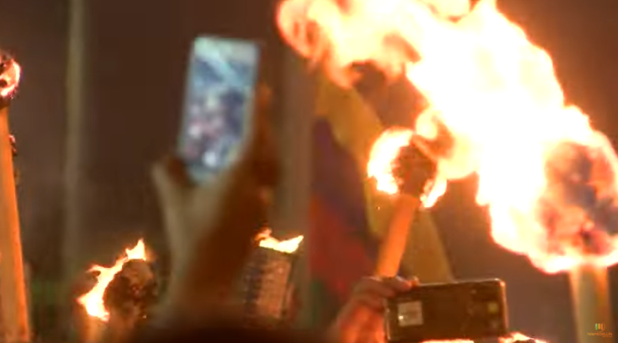 Dos mil jóvenes marcharon con antorchas en el barrio Castilla