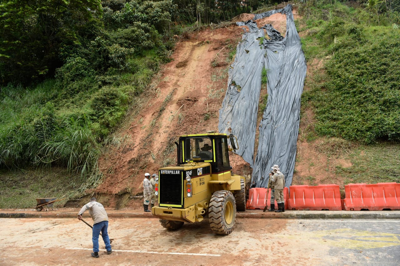 Avenida Las Palmas habilitada tras remoción de deslizamiento
