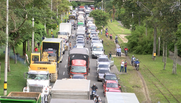 Principales vías de Medellín colapsaron por plan candado de taxistas