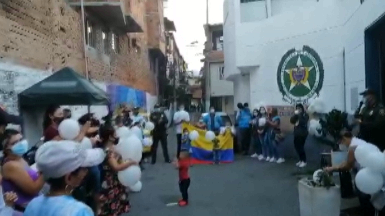 Habitantes de Castilla rindieron un homenaje a policías del CAI La María
