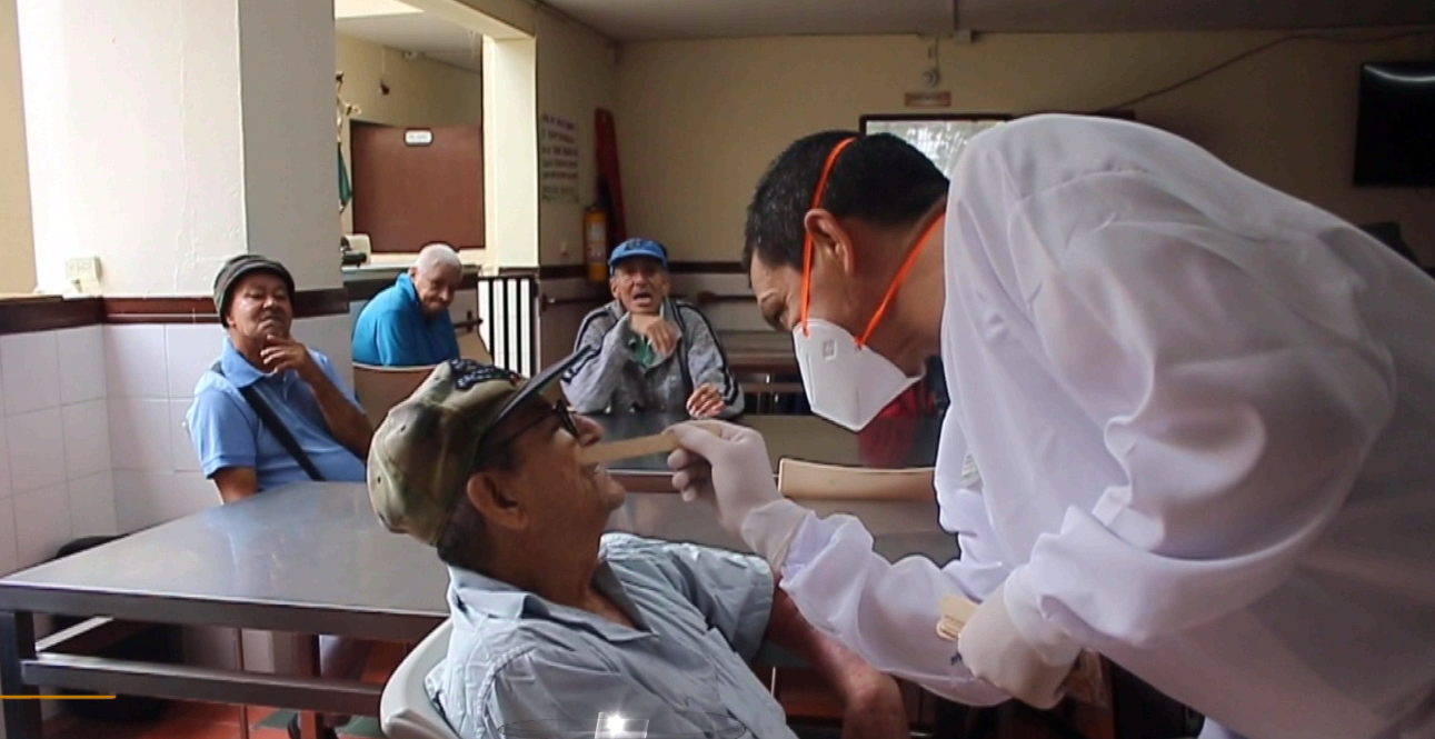 Más de 100 adultos mayores han recibido atención médica a domicilio
