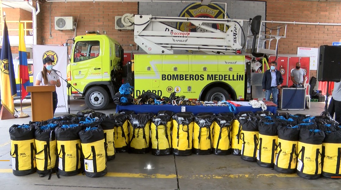 Bomberos de Medellín recibieron equipos para rescate en altura