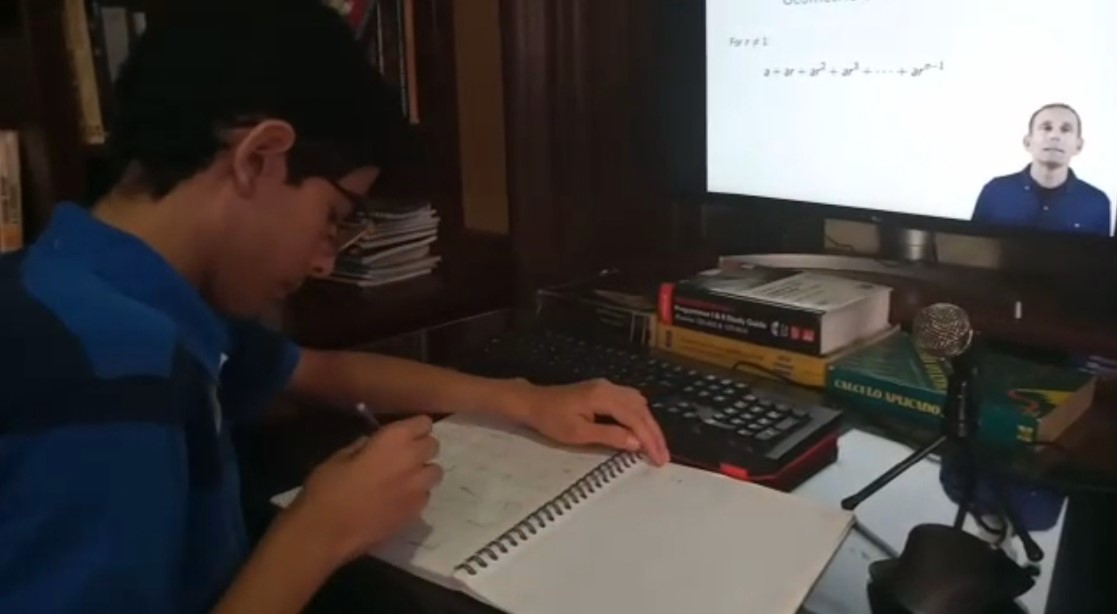 Él es Sharif, el niño genio de la tecnología y los idiomas