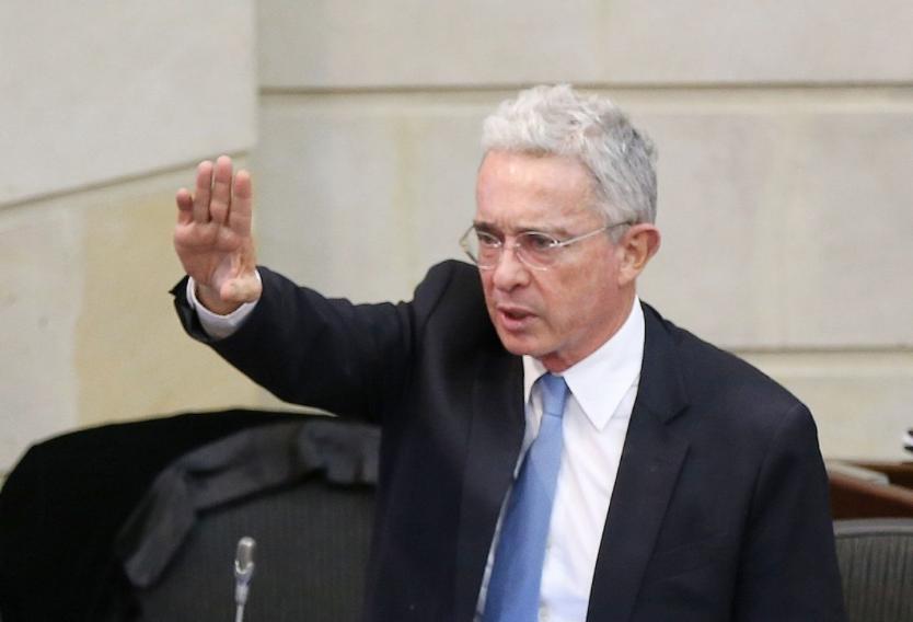 Álvaro Uribe denuncia a la Alcaldía de Medellín por corrupción