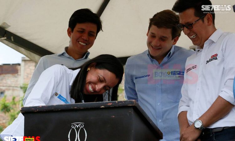 En Duitama, Constanza Cifuentes de la SAE entrega terreno para construir más de 350 viviendas