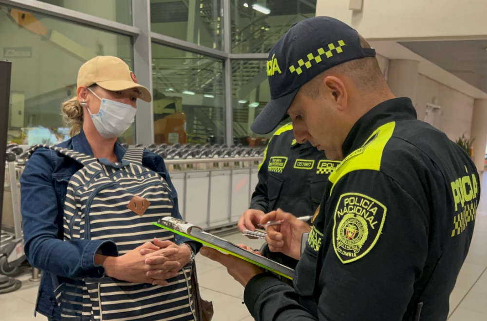 Multan a mujer que presumió ser esposa de coronel del Ejército y humilló a policía en aeropuerto