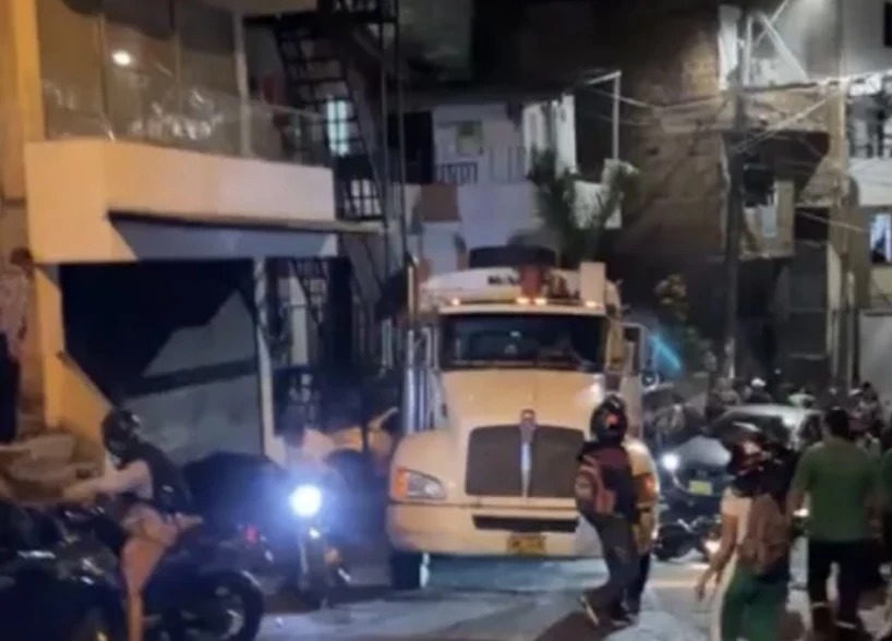 Dos jóvenes murieron al ser arrollados por camión de basuras en barrio Popular de Medellín
