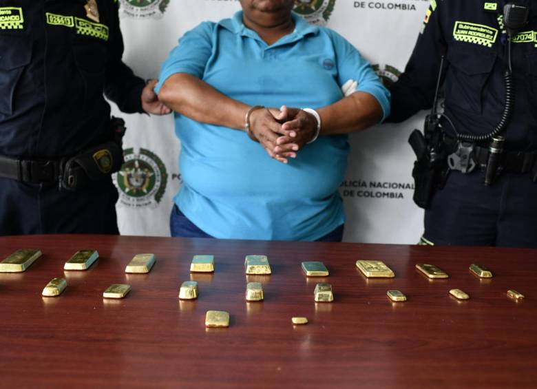 ¡Incautación millonaria en el Aeropuerto de Medellín! Viajero detenido por intentar contrabandear 20 lingotes oro
