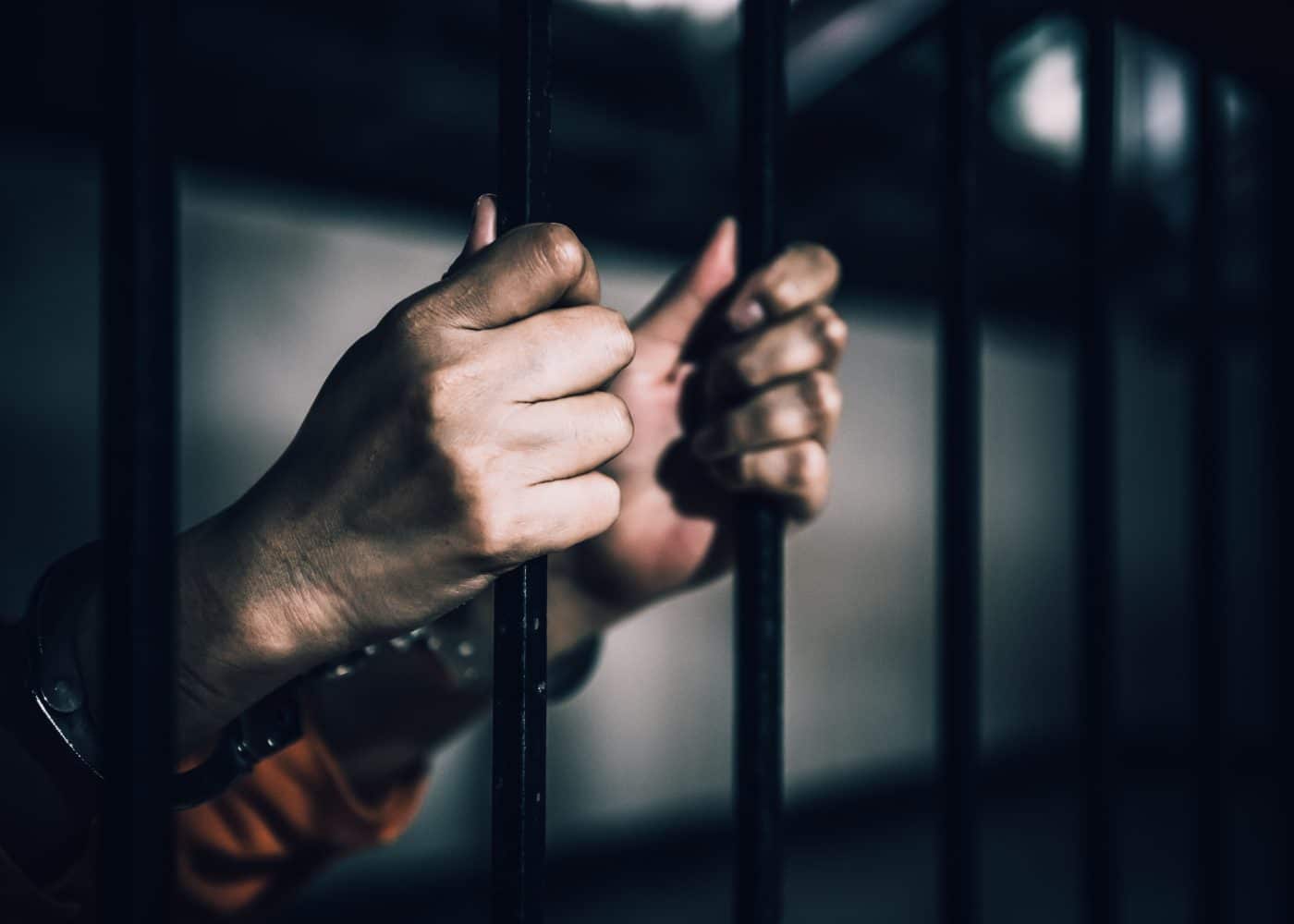 Cárcel para Hombre Acusado de Lanzar a su Pareja desde un Segundo Piso