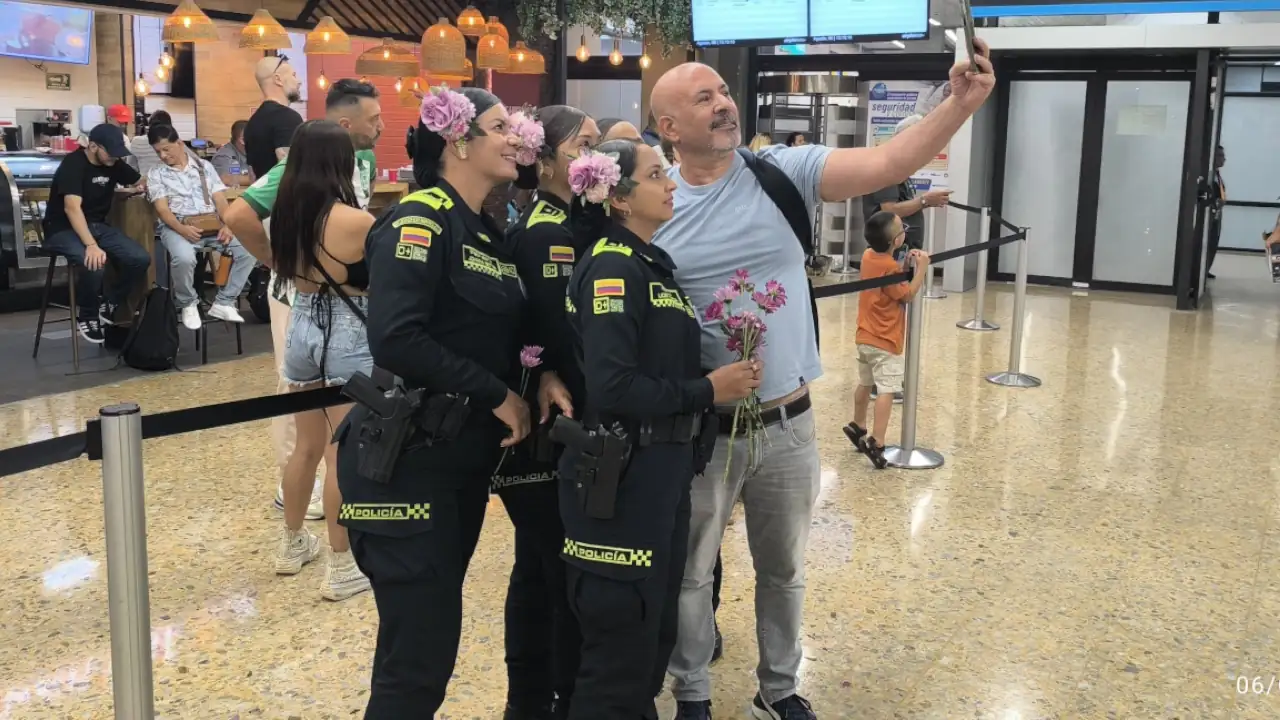 Con trovas, flores y papayeras la Policía recibió a turistas en el aeropuerto José María Córdova
