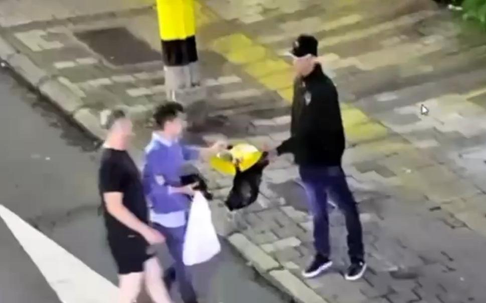 «Cosquilleros» le quitan celulares y cadenas a turistas en Medellín