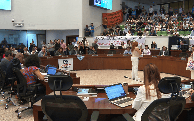 Denuncian pagos a personas para abuchear al alcalde y concejales