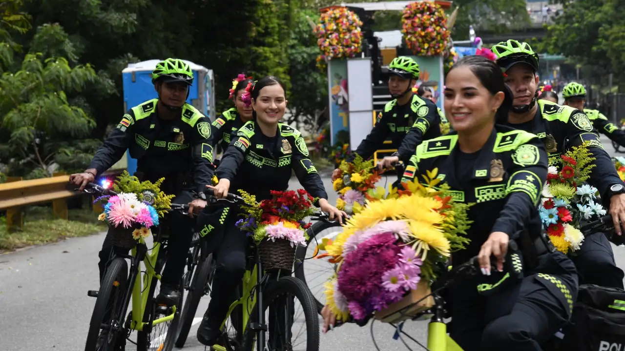 Desfile Avenida Primavera: más de 600 policías acompañan el primer evento de carrozas y comparsas en la Feria de las Flores