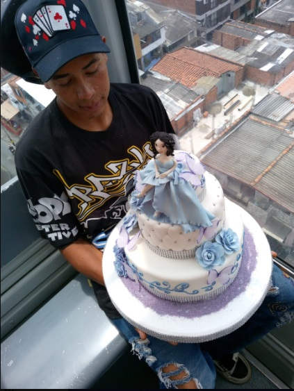 En el Metro de Medellín transportaron una hermosa torta de tres pisos para los 15 años de Naomi