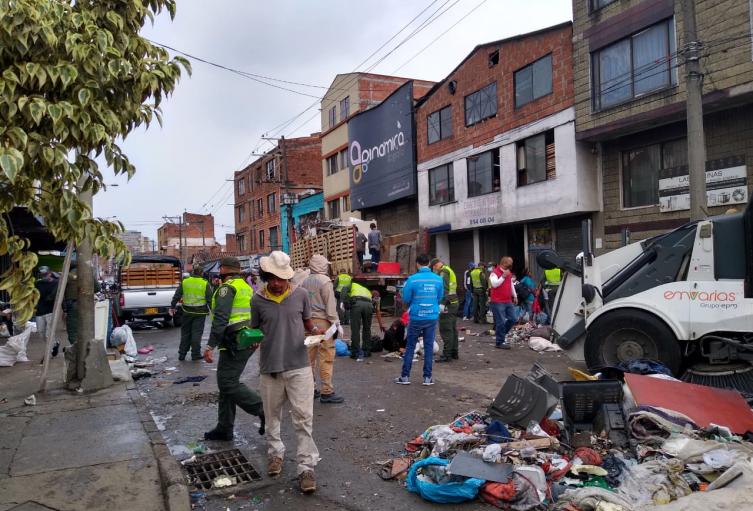 Habitantes de calle cogen a piedra a conductores del centro de Medellín