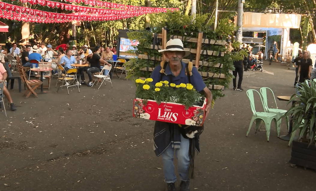 Conozca a don Luis, un silletero que vente sus flores en Provenza