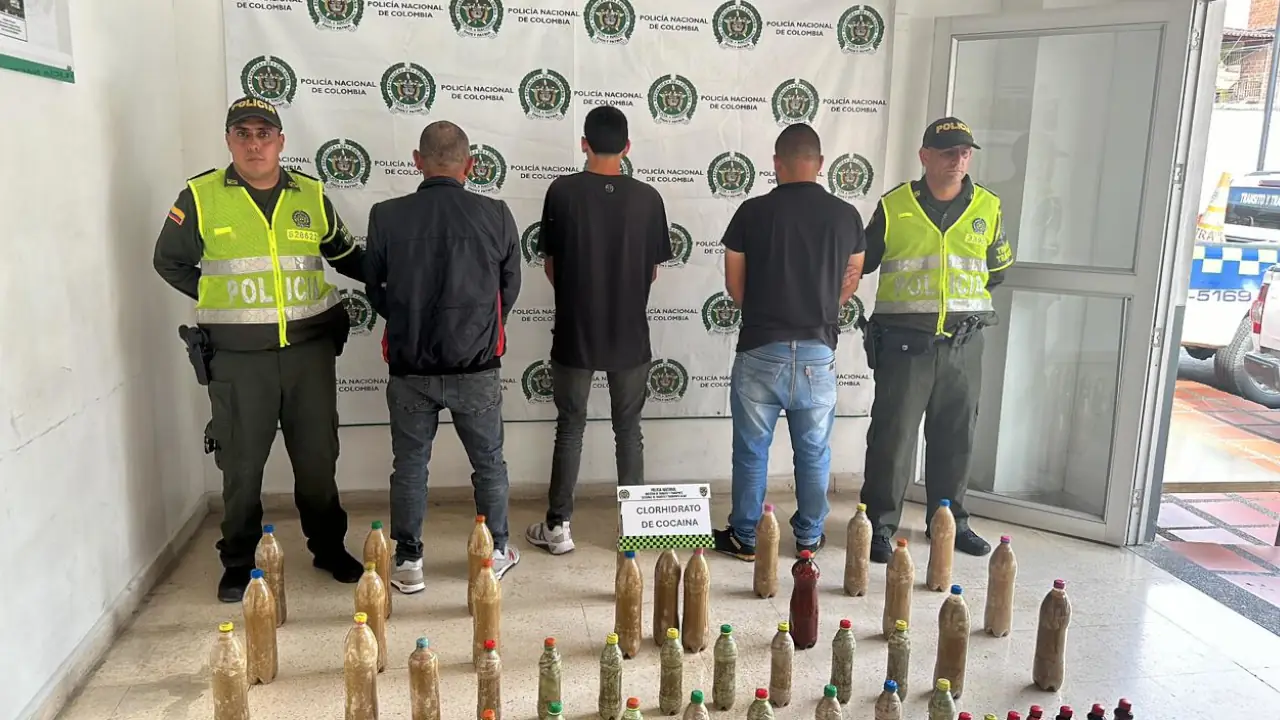 Policías descubrieron 50 kilos de coca en el tanque de gasolina de una camioneta en la vía Medellín –  La Pintada