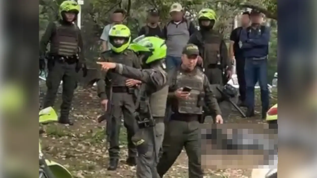 Por la espalda le dispararon al parrillero de una moto en Medellín