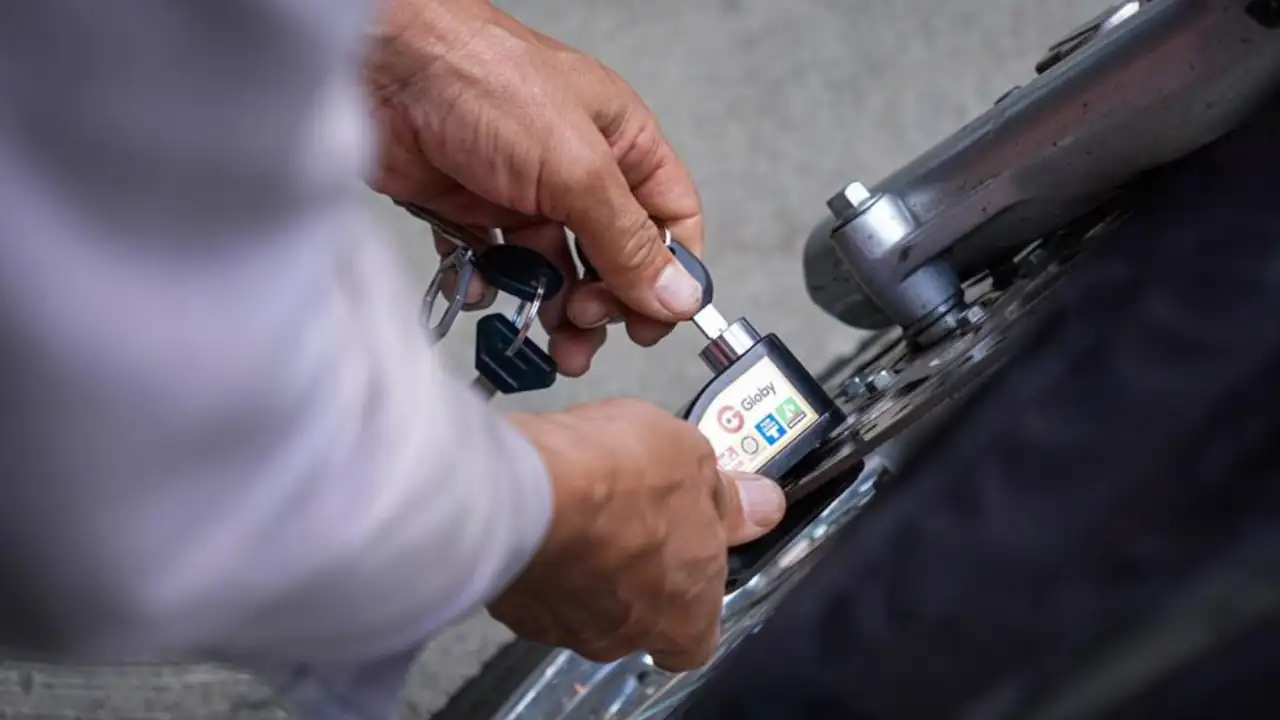 Alcaldía de Envigado entrega candados con alarma a motociclistas en campaña contra el hurto