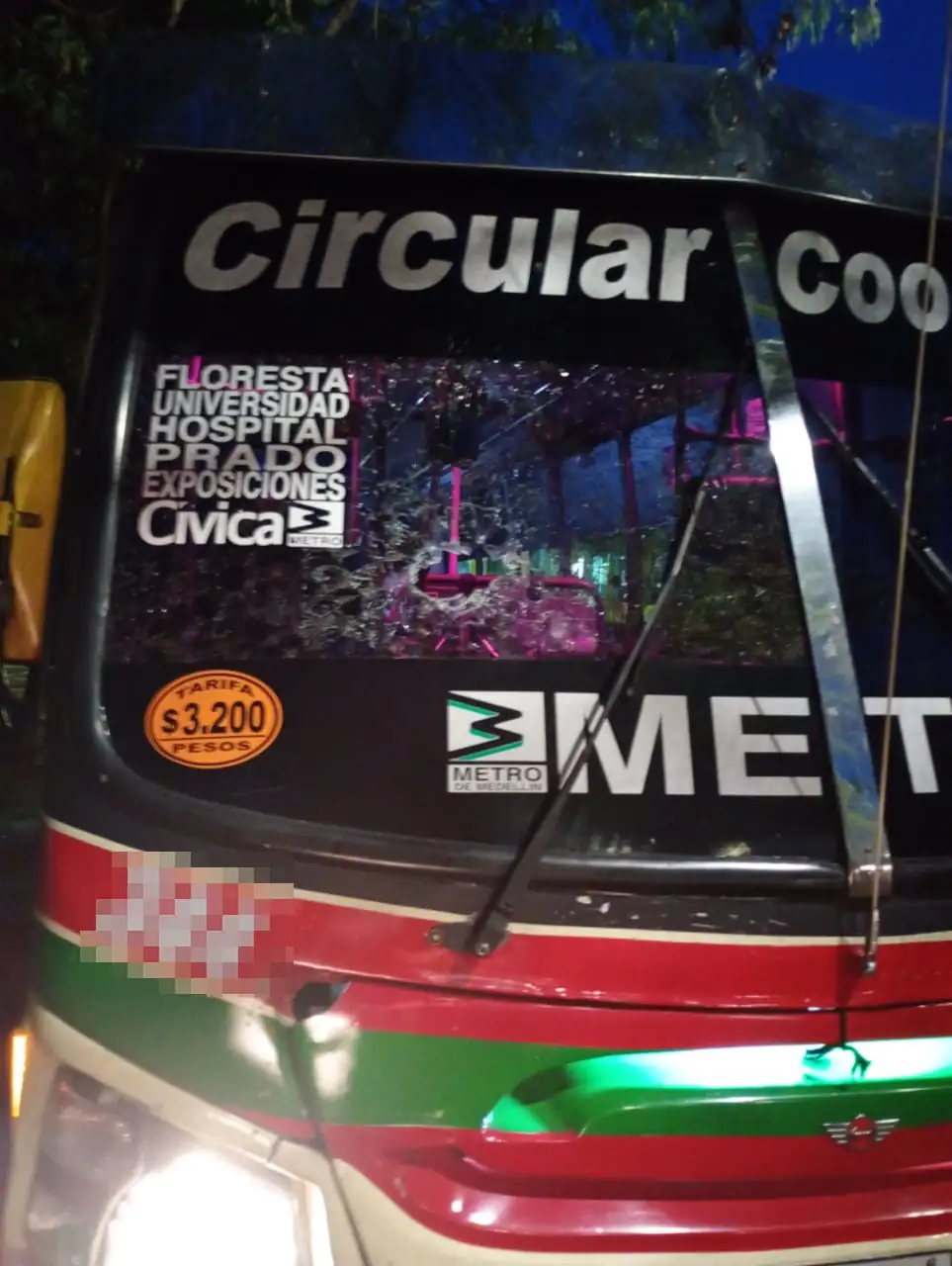 En Medellín, conductor de bus reporta ataque con piedra: “mire cómo quedó el panorámico”