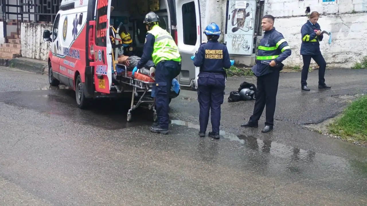 Tres personas resultaron lesionadas tras el choque de dos motocicletas en La Estrella