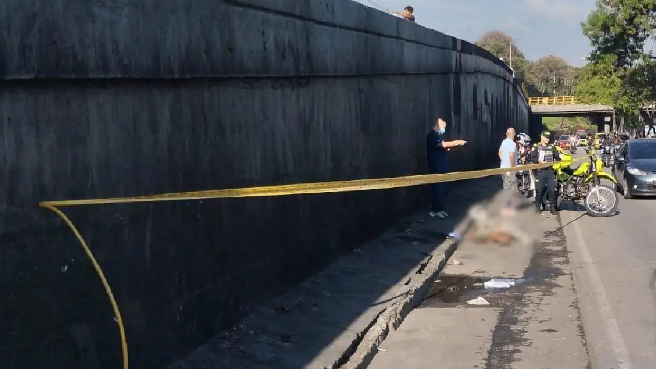 ¡Atención! Seis habitantes de calle fueron embestidos por un carro en la Minorista, uno de ellos murió
