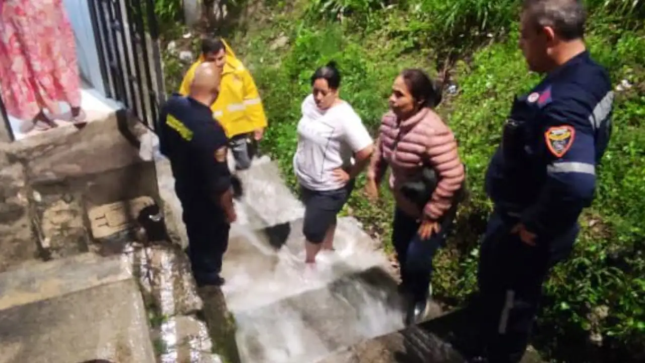 Bomberos Medellín y EPM atienden ruptura de tubería en el barrio El Pesebre
