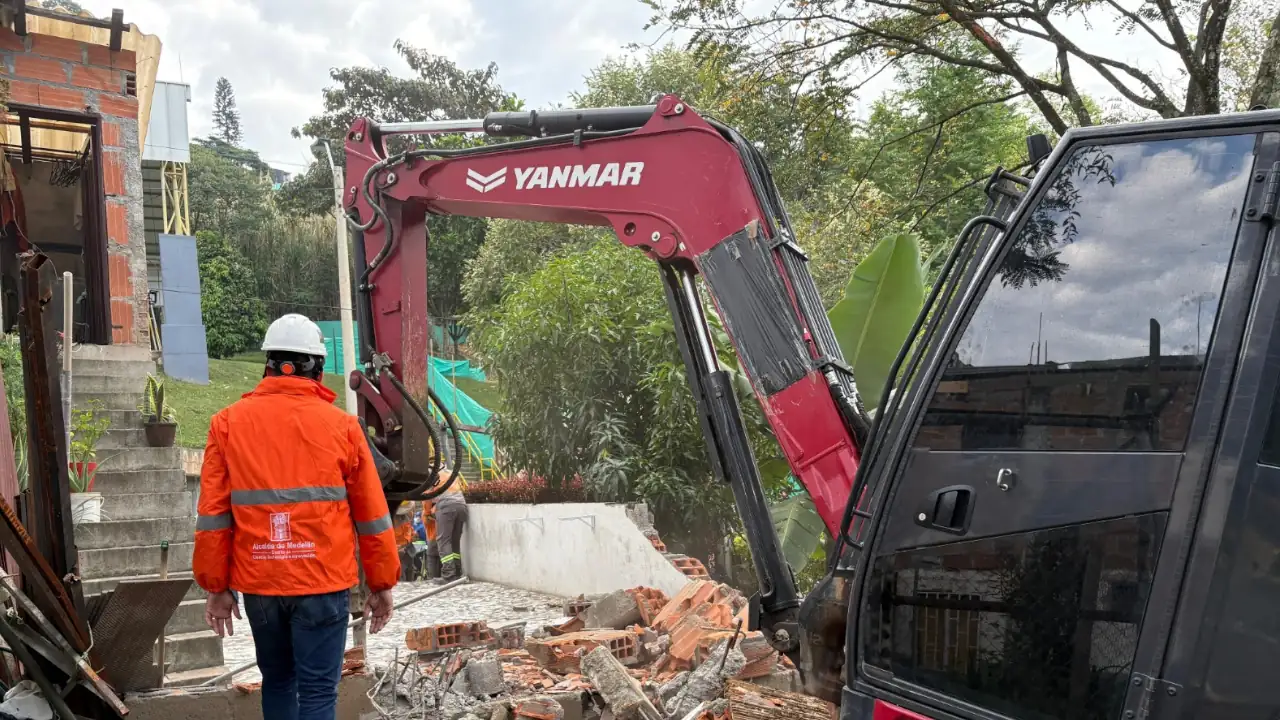 Demolieron estructura ilegal en Guayabal que era utilizada como rumbeadero y parqueadero de motos
