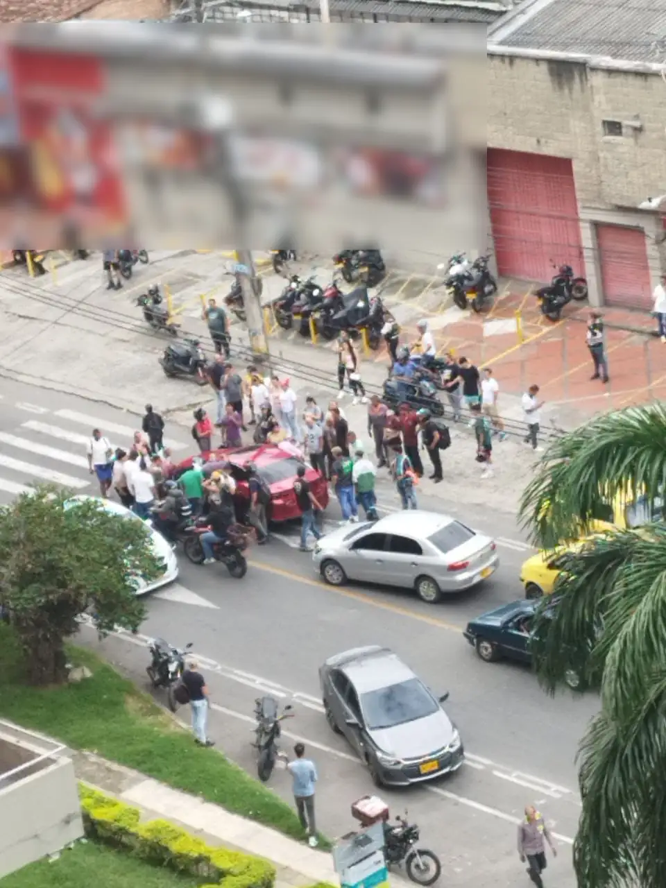 En Medellín, conductor fue atacado a disparos por dos hombres que lo alcanzaron en una moto