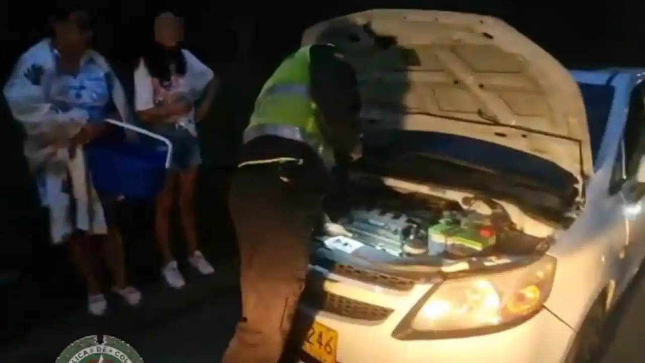 En el momento justo: Policía auxilia a familia con carro varado en vías de Antioquia