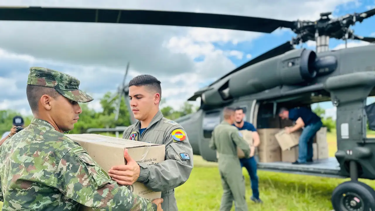 Fuerza Aeroespacial Colombiana lleva ayudas familias damnificadas tras la erupción del volcán en Urabá