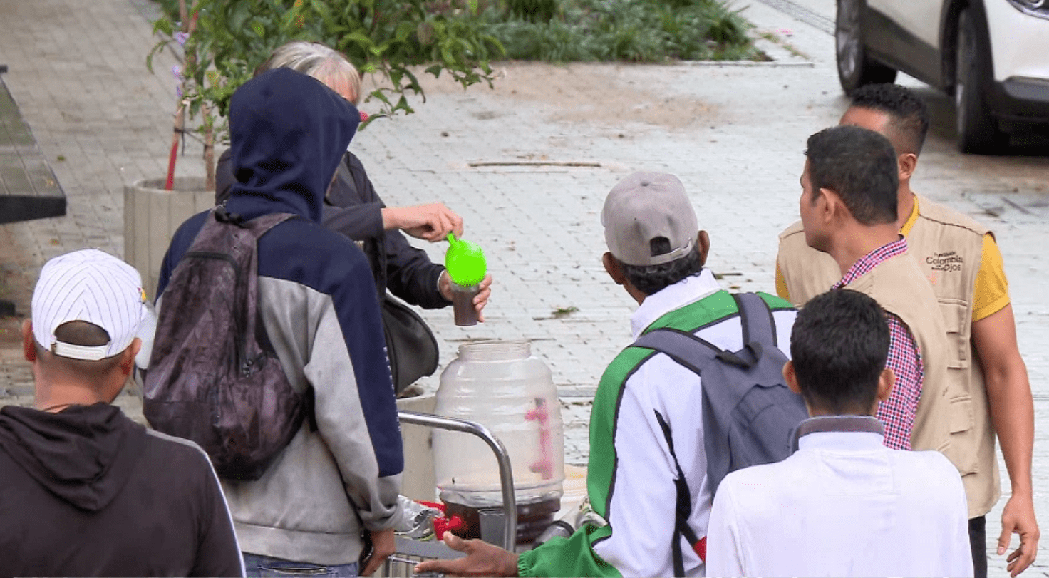 ¡Buena esa! Grupo de jóvenes brindan alimento a quienes más lo necesitan en Medellín