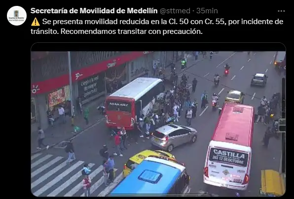 Motociclista choca con un bus y pierde la vida en Medellín
