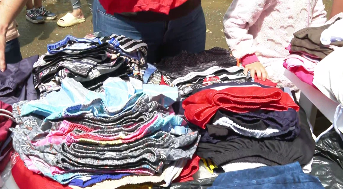 Eso sí es bonito: comerciantes del sector Guayaquil donaron ropa para afectados en Santa Cruz