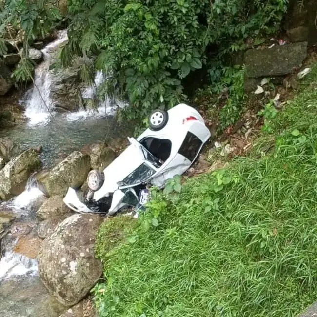 Carro se fue a un abismo en la vía Medellín – Bogotá, dos mujeres resultaron lesionadas