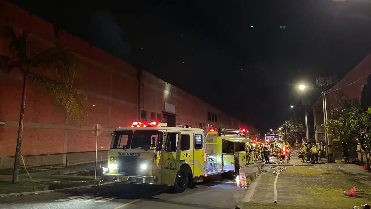 Controlan incendio en las bodegas de la Zona Franca en Rionegro