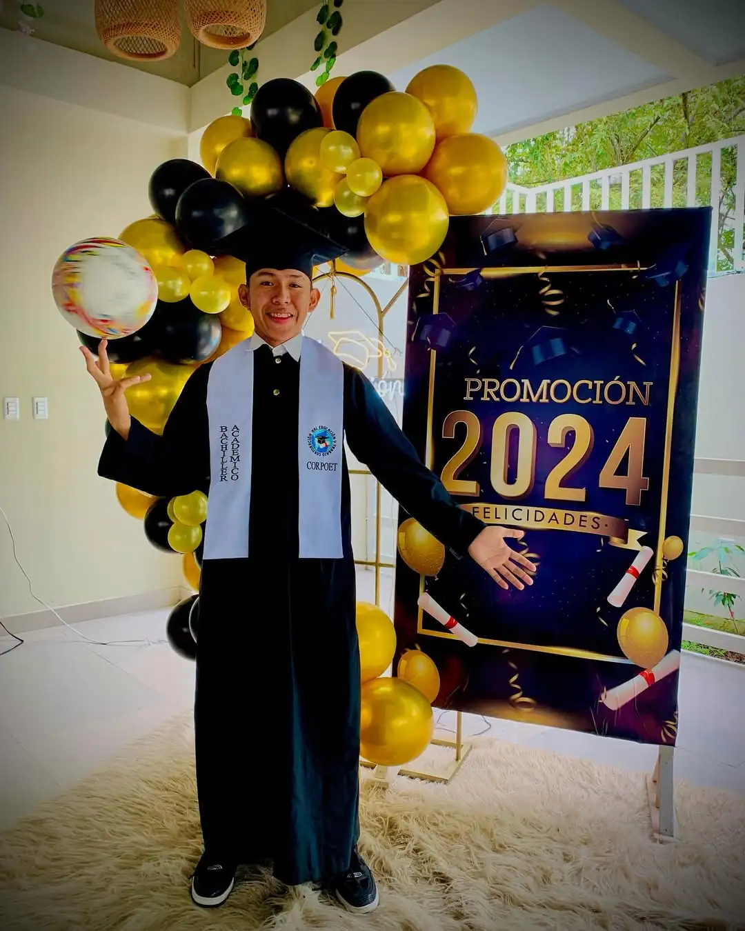 Jovencito que trabaja en los semáforos llora de emoción al recibir su diploma de bachiller
