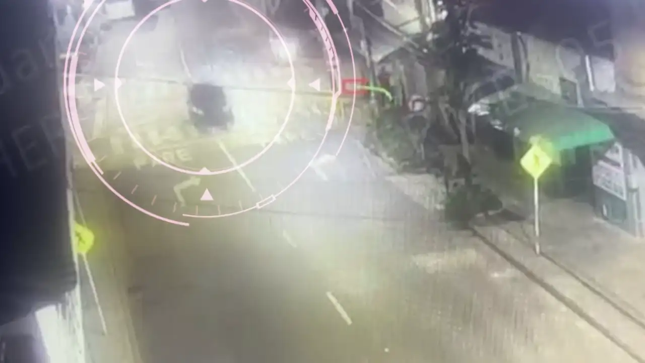 En Medellín, un conductor atropelló a un motociclista y se fugó, pero la jugada no le duró