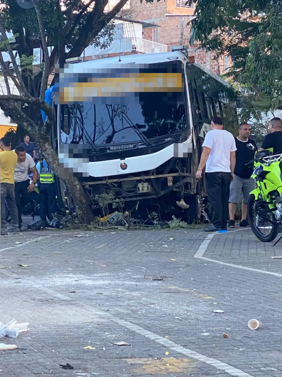 Una persona herida tras fuerte choque entre un bus y una moto en Medellín