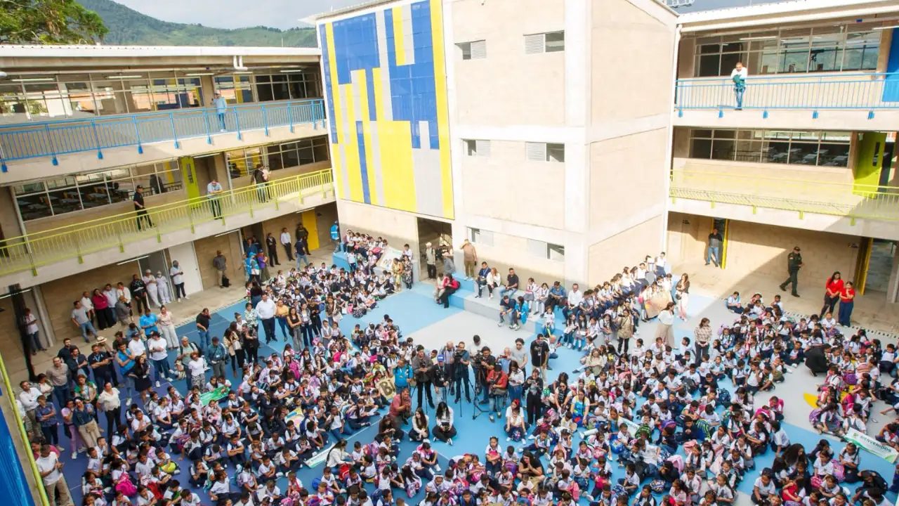Alcalde Federico Gutiérrez entrega escuela renovada en San Antonio de Prado, beneficiando a 680 estudiantes
