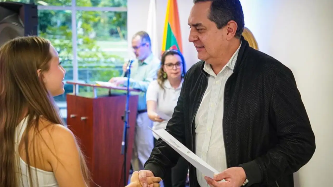 Alcaldía de Envigado otorga becas de educación superior a 65 estudiantes